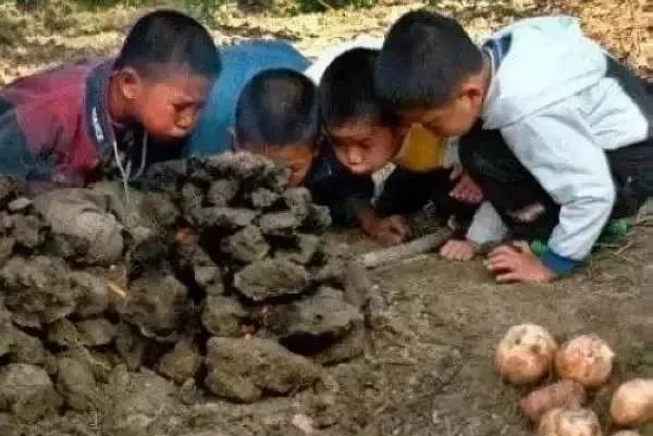 小时候没有暖气，我们这样过冬天！看完不许哭……