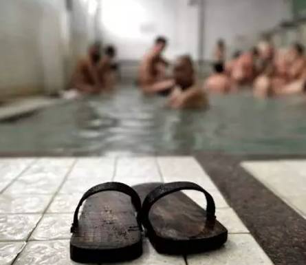 小时候没有暖气，我们这样过冬天！看完不许哭……