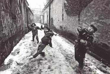 小时候没有暖气，我们这样过冬天！看完不许哭……