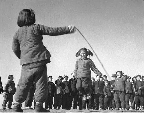 小时候没有暖气，我们这样过冬天！看完不许哭……