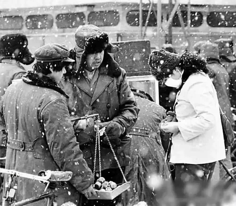 小时候没有暖气，我们这样过冬天！看完不许哭……