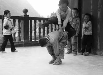 小时候没有暖气，我们这样过冬天！看完不许哭……